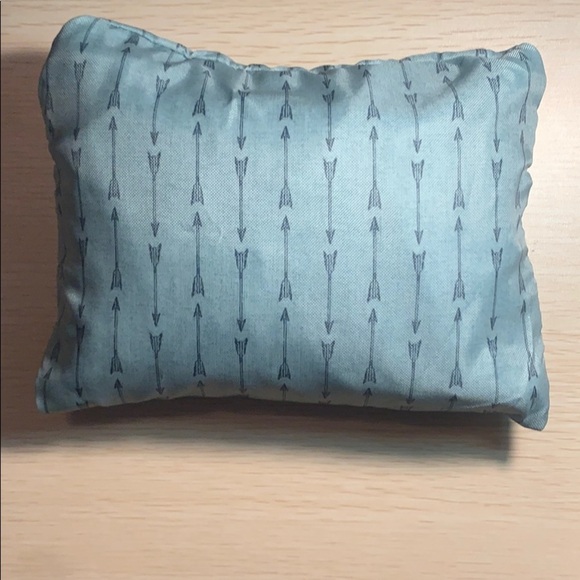 BDG Lightweight Nylon Arrow Print Duffle Bag – Foldable & Travel-Ready - Picture 6 of 6